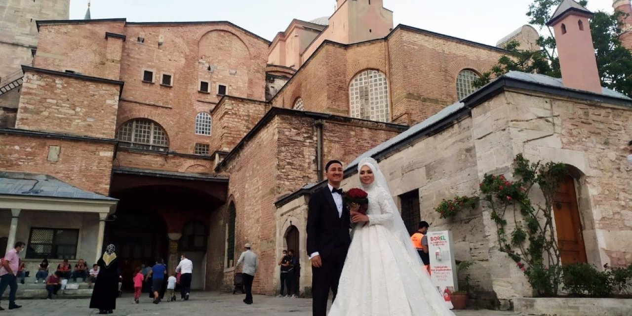 Yurtdışından Gelip Ayasofya Camisi’ni Gelinlik Ve Damatlıkla Ziyaret Ettiler