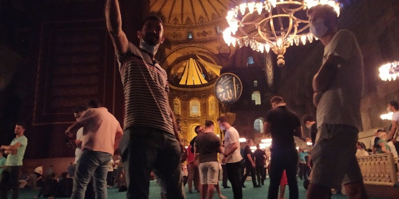 Ayasofya’ya İkinci Gecede De Yoğun İlgi Sürüyor