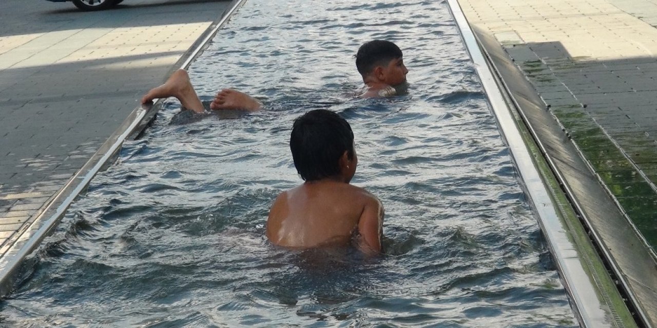 Taksim’de Çocukların Süs Havuzunda Tehlikeli Oyunu