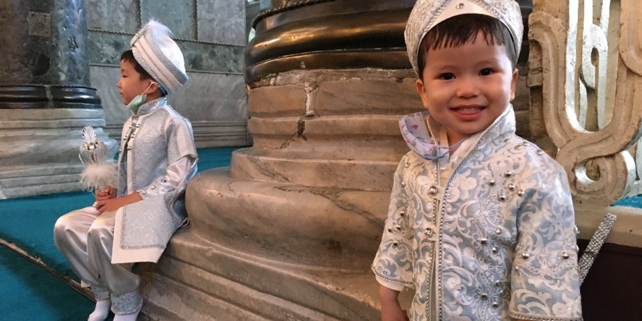 Sünnet Olan Minikler Babalarıyla Ayasofya’yı Ziyaret Etti