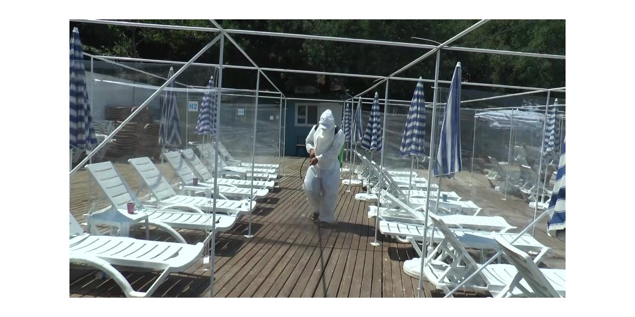 Adalar’da Plajda Korona Virüse Karşı Dezenfektan Kabini Ve Sosyal Mesafe Paravanı