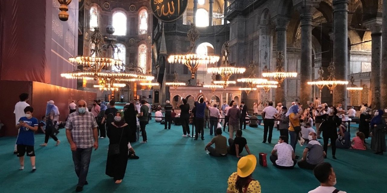 Ayasofya-i Kebir Cami-i Şerifi Namaz Öncesi Dezenfektan Ve Gül Suyu İle Temizlendi
