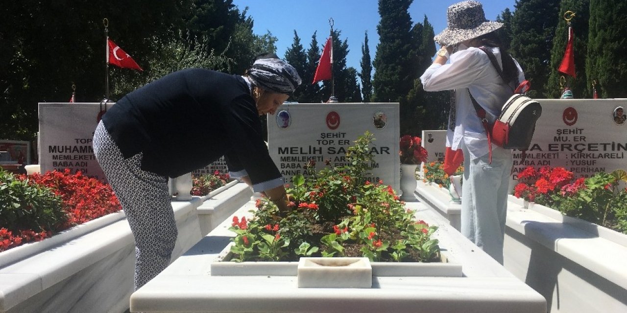 Edirnekapı Şehitliği’nde Buruk Bayram Arifesi