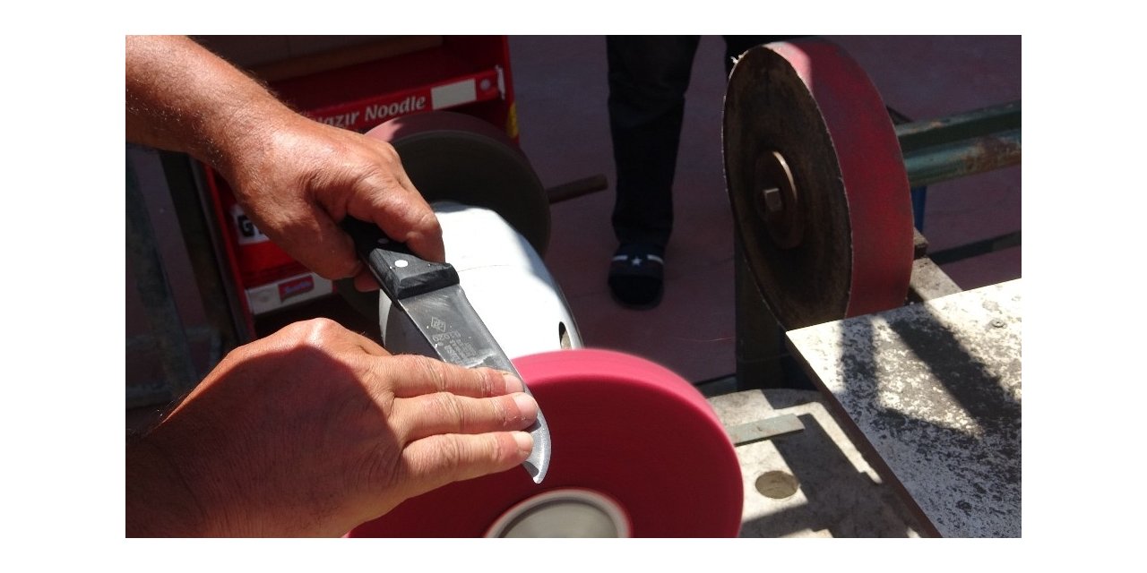 Kurban Bayramı Arefesinde Sosyal Mesafeli Bıçak Bileme Kuyruğu