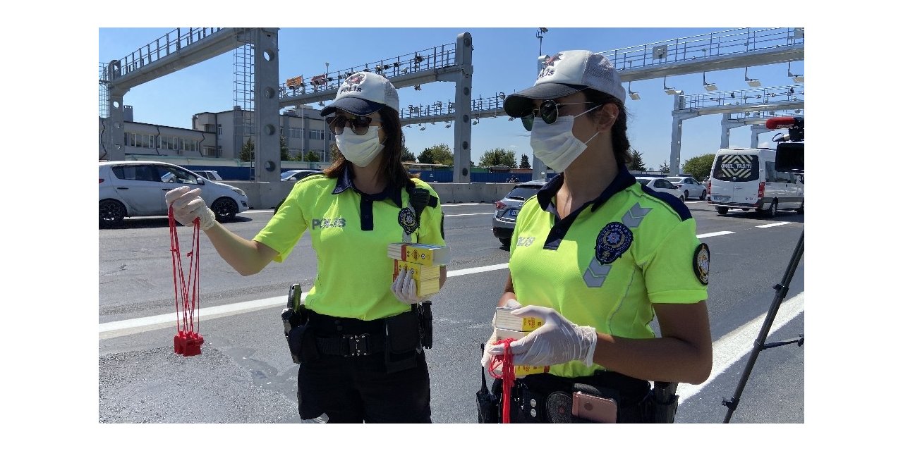 15 Temmuz Şehitler Köprüsü’nde Polis Çocuklara Düdük Ve Çikolata İkram Etti