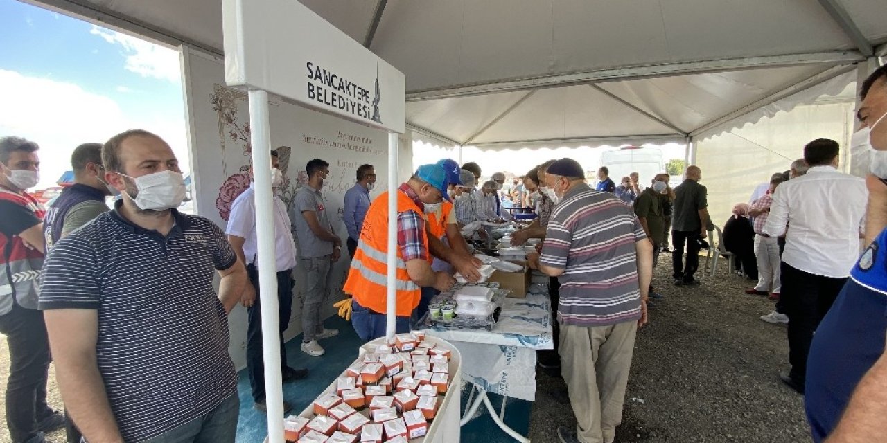 Sancaktepe Belediye Başkanı Döğücü’den Vatandaşlara Kavurma İkramı