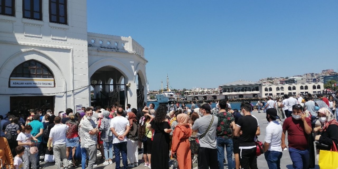 Vatandaşlar Adalar’a Akın Etti, İskele Önünde Uzun Kuyruklar Oluştu