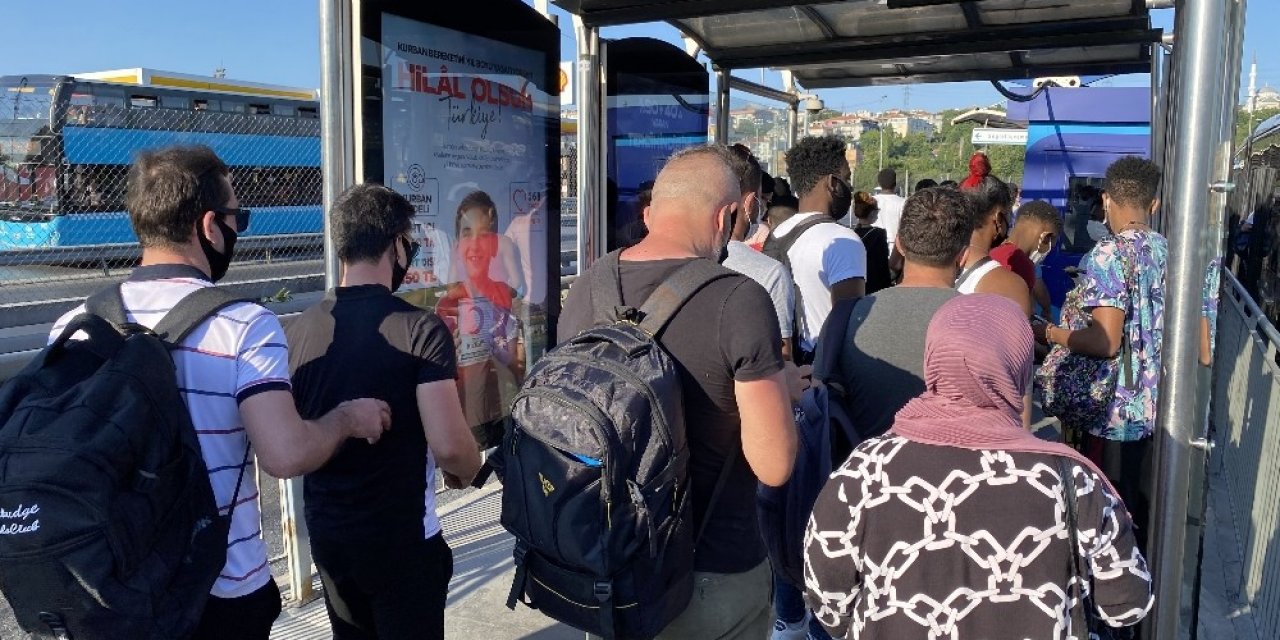 Küçükçekmece Metrobüs Durağında Dikkat Çeken Yoğunluk