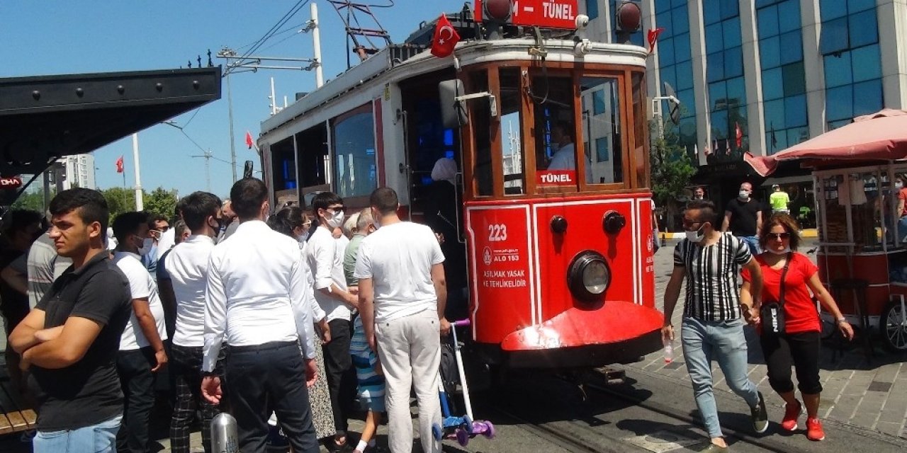 İstiklal Caddesi’nde Dikkat Çeken Bayram Yoğunluğu