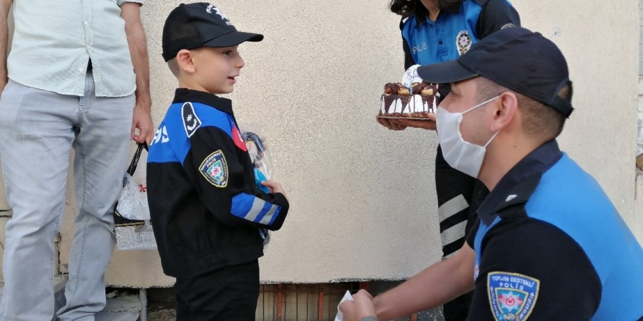 Hayali Polislik Olan Küçük Çocuğa, Polislerden Sürpriz Doğum Günü Kutlaması