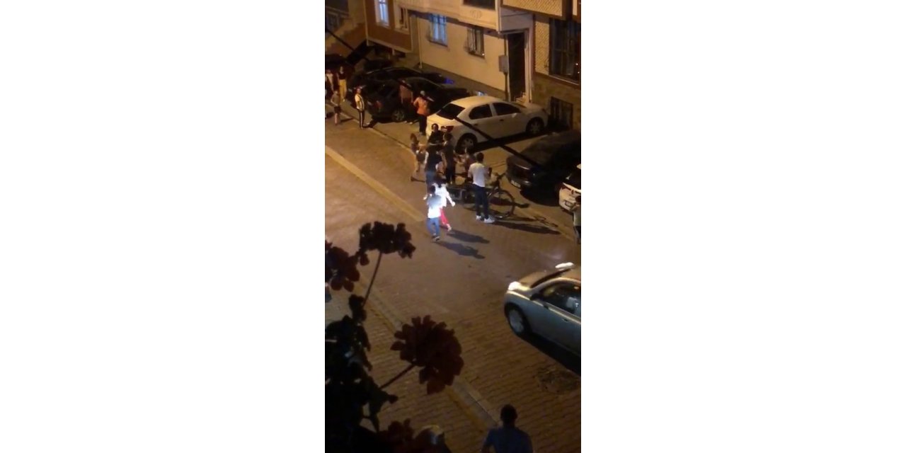 Esenyurt’ta Kızlar Tekme Tokat Birbirine Girdi