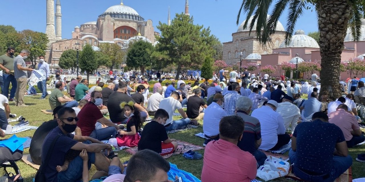 Vatandaşlar Cuma Namazı İçin Ayasofya’ya Akın Etti