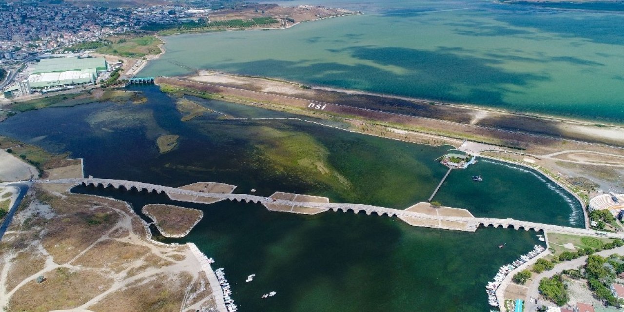 Büyükçekmece Gölü’nde Korkutan Görüntü: Su Seviyesi Yüzde 30 Seviyelerine Düştü