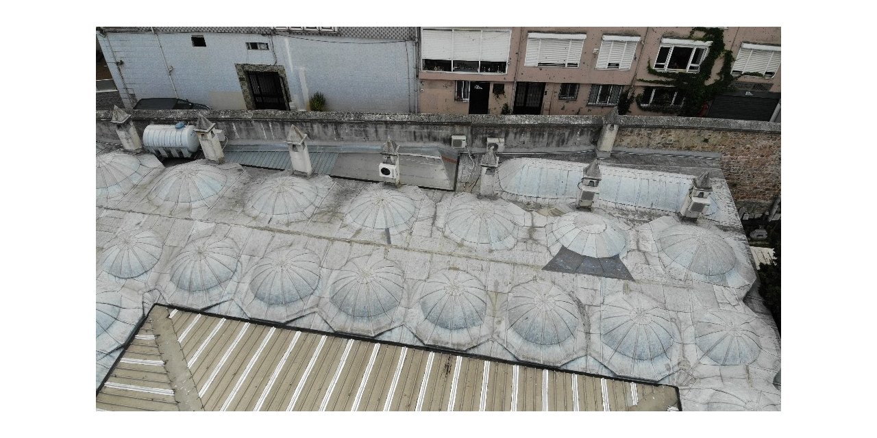 İstanbul’da 472 Yıllık Tarihi Camide Tepki Çeken Klima Görüntüsü