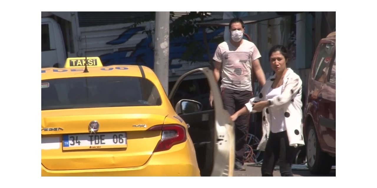 Korona Virüs Denetimine Tepki Gösterdi, Maskesini Atarak Taksiye Bindi