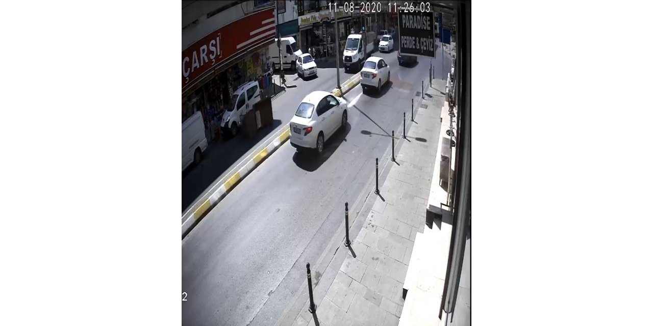 Kaza Yapan Motosikletlinin Yardımına Esnaf Ve Sürücüler Koştu