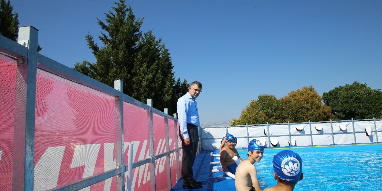 Sultanbeyli’de Çocuklar Yüzme Öğreniyor