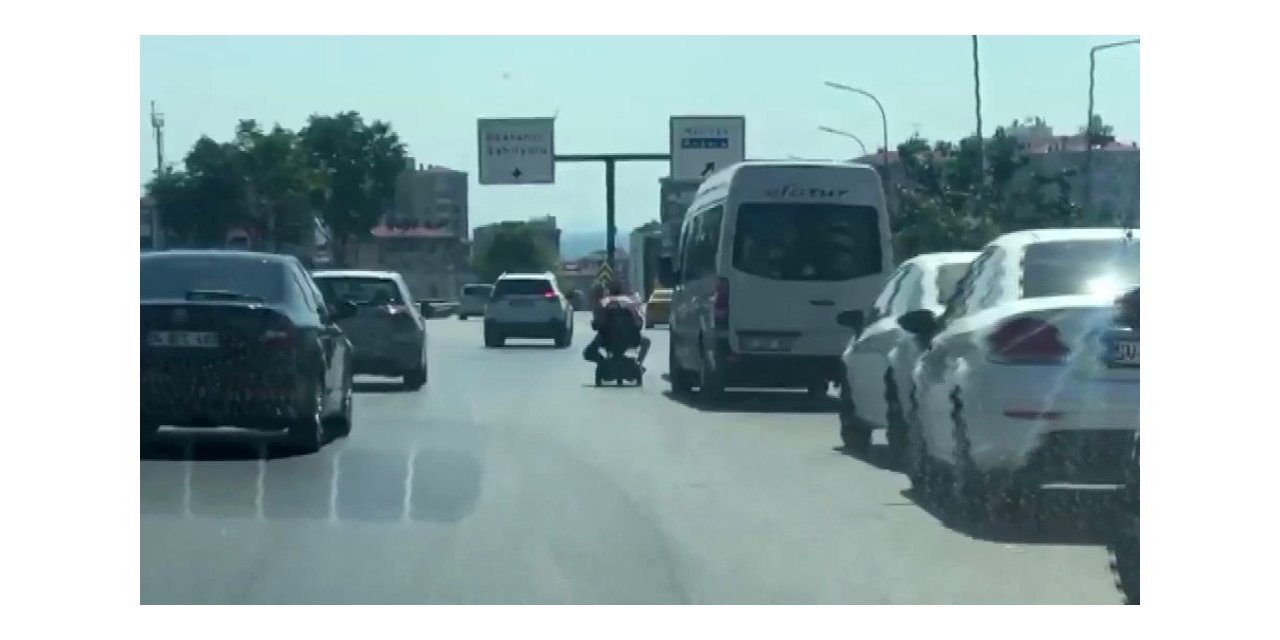 Akülü Engelli Aracıyla Tehlikeli Yolculuk Kamerada
