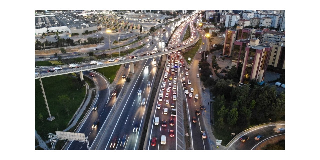 İstanbul’da Trafik Kilitlendi, Yoğunluk Yüzde 50’ye Ulaştı