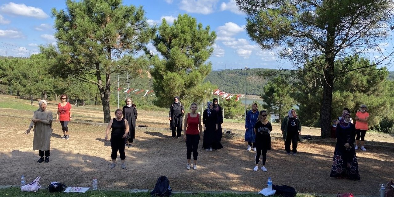 Sultangazili Kadınlardan Sosyal Mesafeli Sabah Sporu