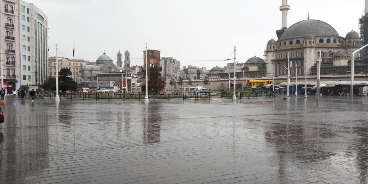 İstanbul’da Vatandaşlar Yağmura Hazırlıksız Yakalandı
