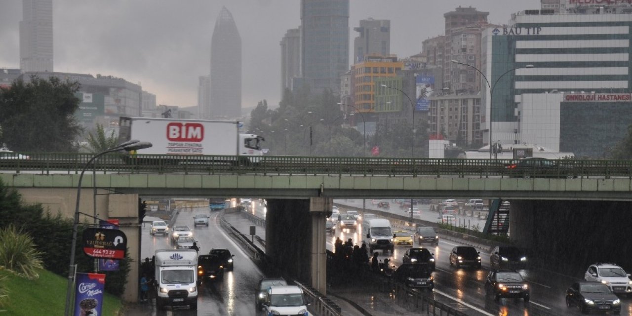 Anadolu Yakasında Sağanak Yağmur Etkisini Göstermeye Başladı