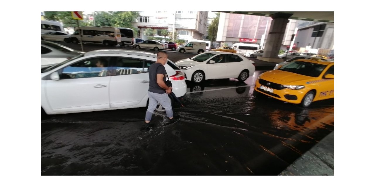 İstanbul Mecidiyeköy’de Yol Su Altında Kaldı, Araçlar Mahsur Kaldı