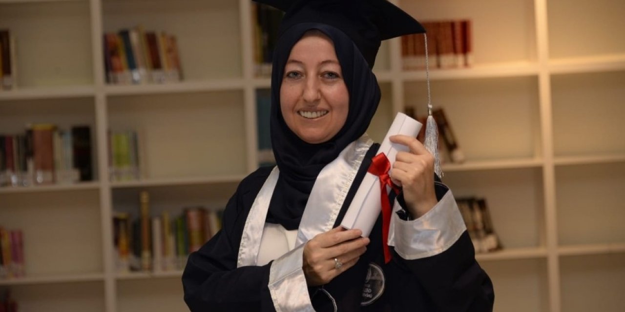 44 Yaşında Üniversite Hayalini Gerçekleştirdi