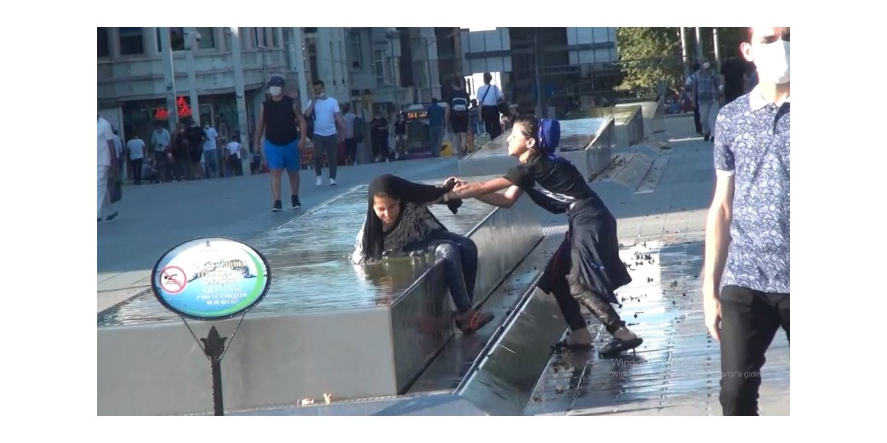 Taksim Meydanda Çocuklardan Tehlikeli Serinleme
