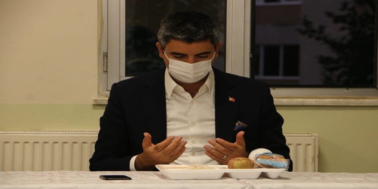 Başkan Gökhan Yüksel, Uğur Mumcu Cemevi’nde Muharrem İftarına Katıldı