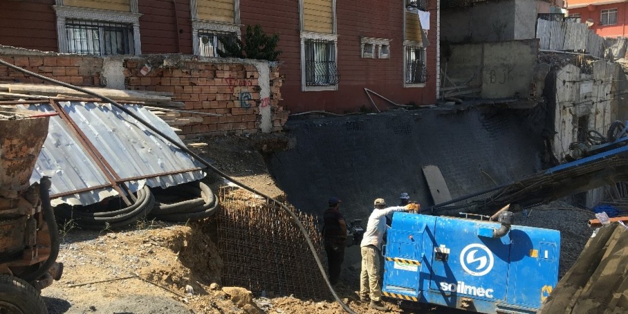 Gaziosmanpaşa’da Toprak Kayması Nedeniyle Boşaltılan Binanın Sağlam Olduğu Tespit Edildi