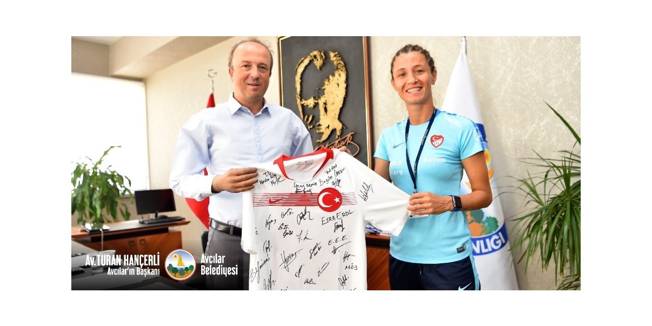 A Milli Kadın Sporcudan Başkan Hançerli’ye Anlamlı Hediye