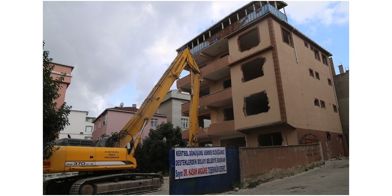 Büyükçekmece’de Riskli Yapıların Yıkımına Devam Ediliyor