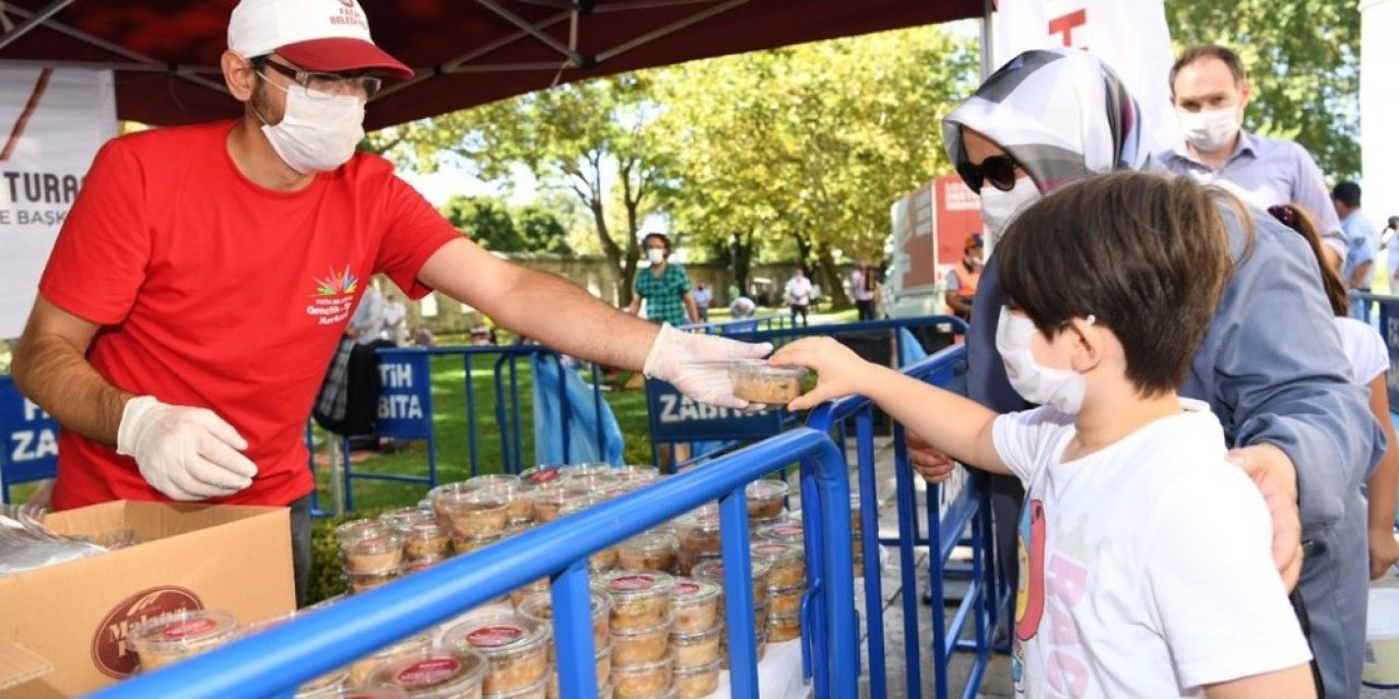 Fatih Belediyesi 15 Bin Kap Aşure Dağıttı