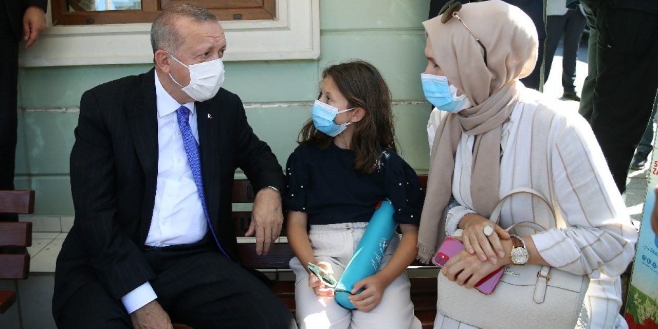 Cumhurbaşkanı Erdoğan’dan Taksi Durağına Ziyaret