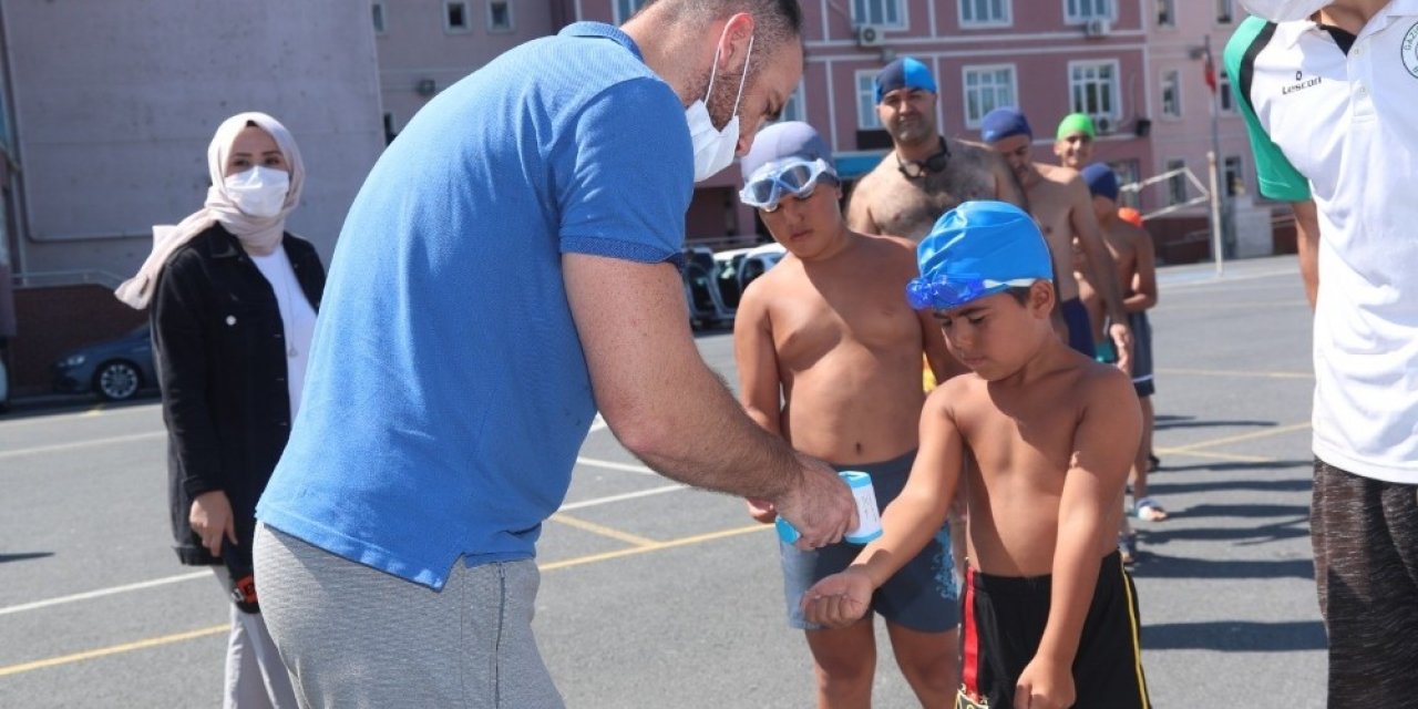 Baba Oğul Yüzme Yarışı Renkli Görüntülere Sahne Oldu