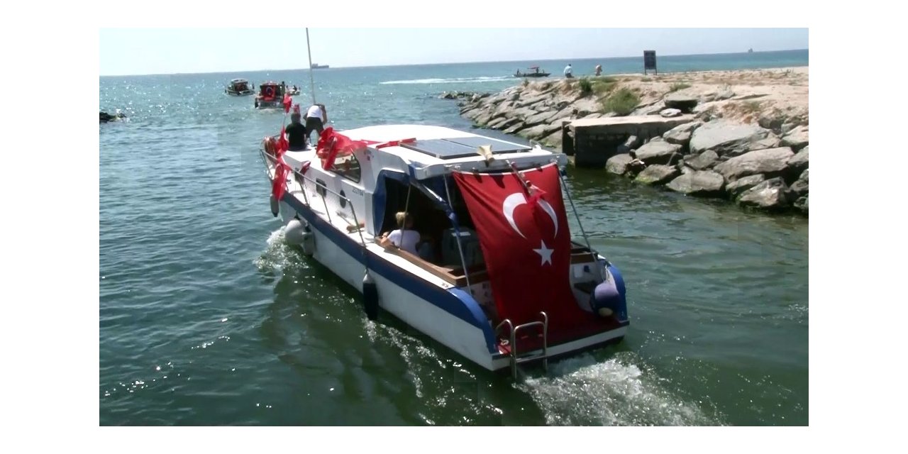 Balıkçı Tekneleri Florya Atatürk Köşkü’nü Selamladı