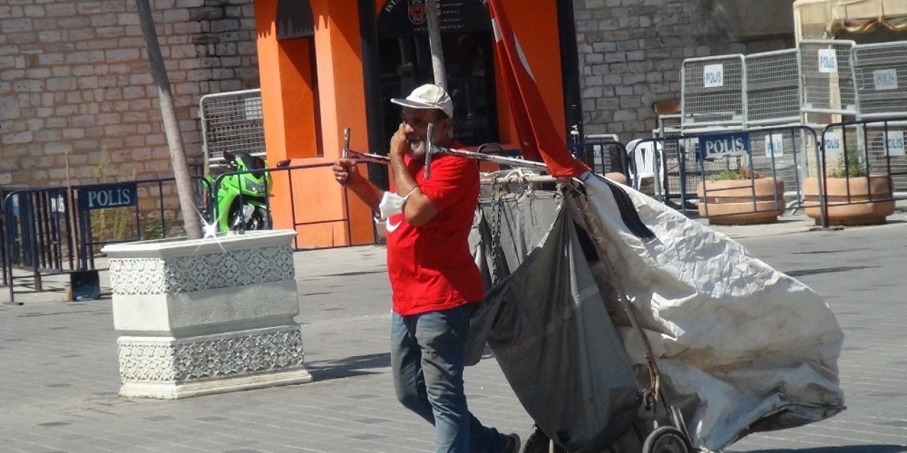 Taksim’de Sıcaktan Bunalan Vatandaşlar Gölgede Serinledi