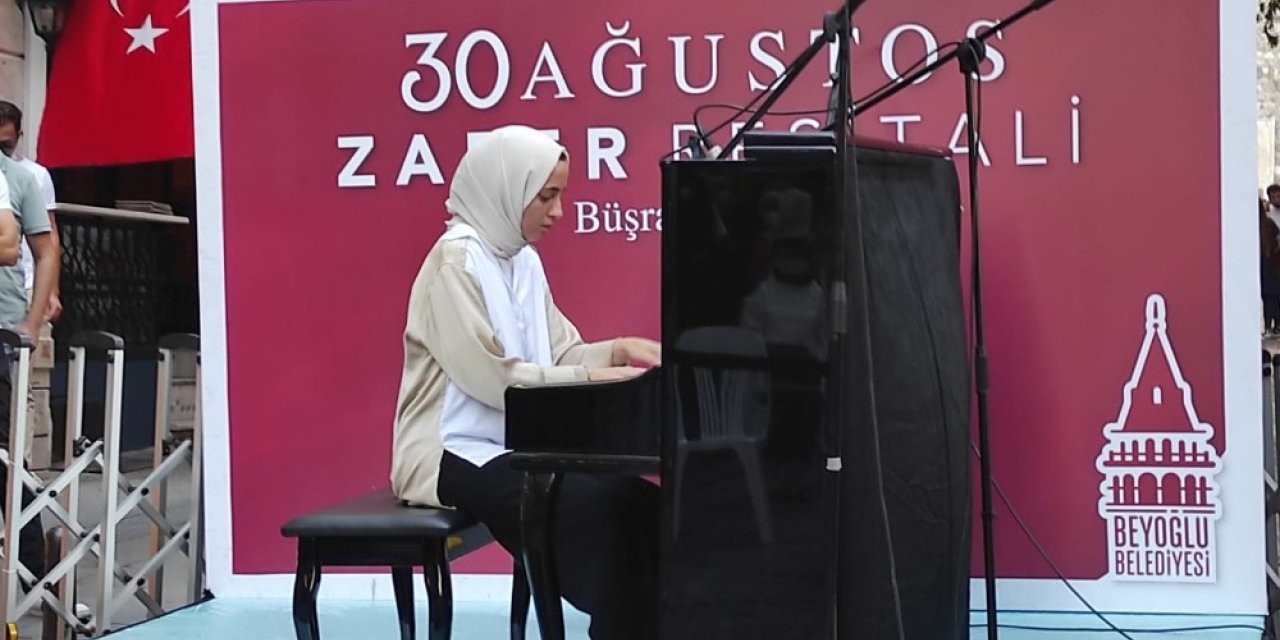 30 Ağustos Zafer Bayramı’nda Beyoğlu Sokaklarında Piyano Sesi Yükseldi