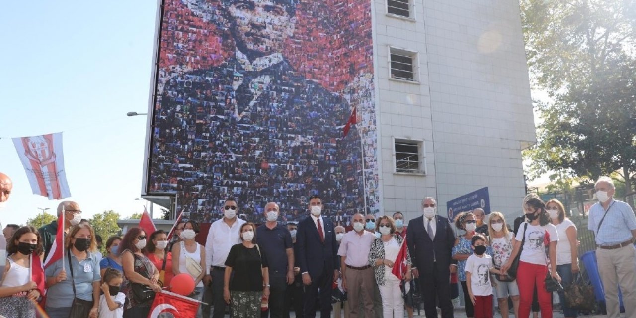 Vatandaşların Fotoğraflarından Oluşturulan Atatürk Portresi, Belediye Binasının Duvarlarını Süslüyor