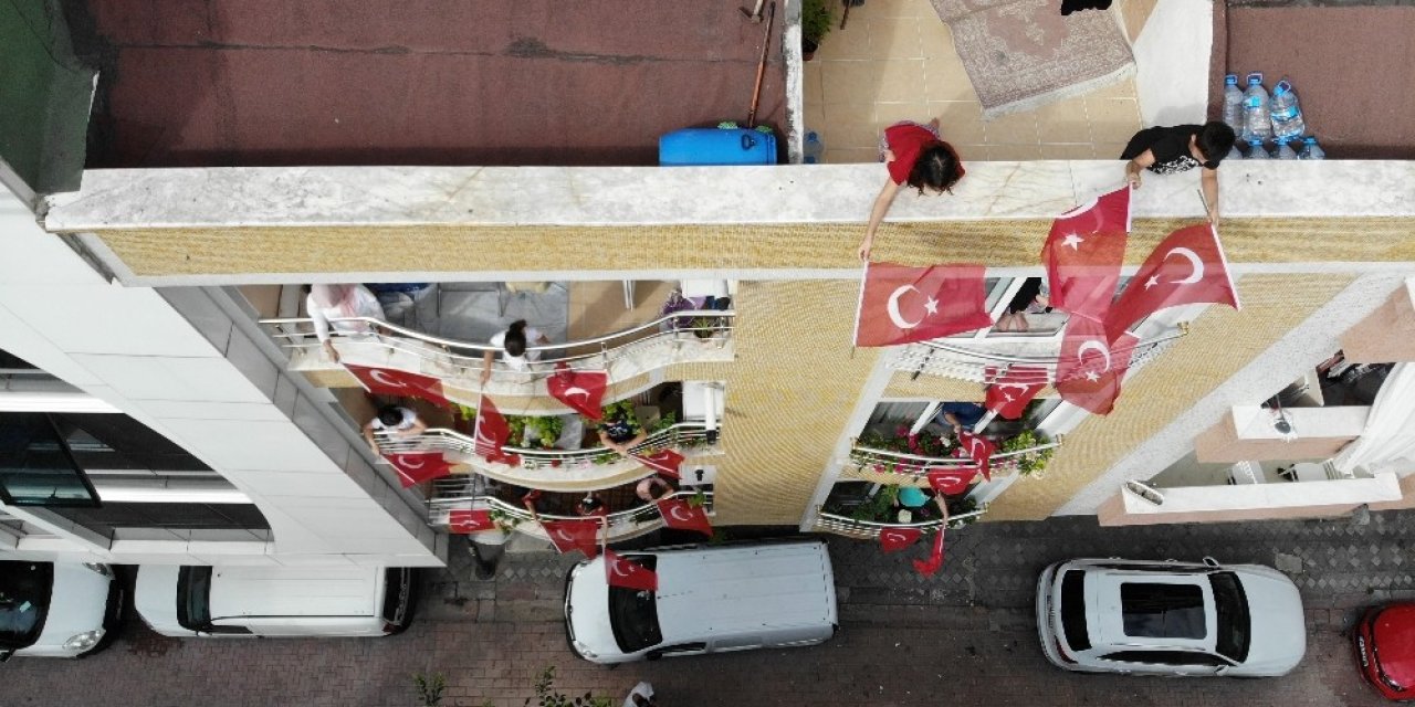 Bakan Selçuk Çağrı Yaptı, Öğrenciler İstiklal Marşı’nı Balkonlarda Okudu
