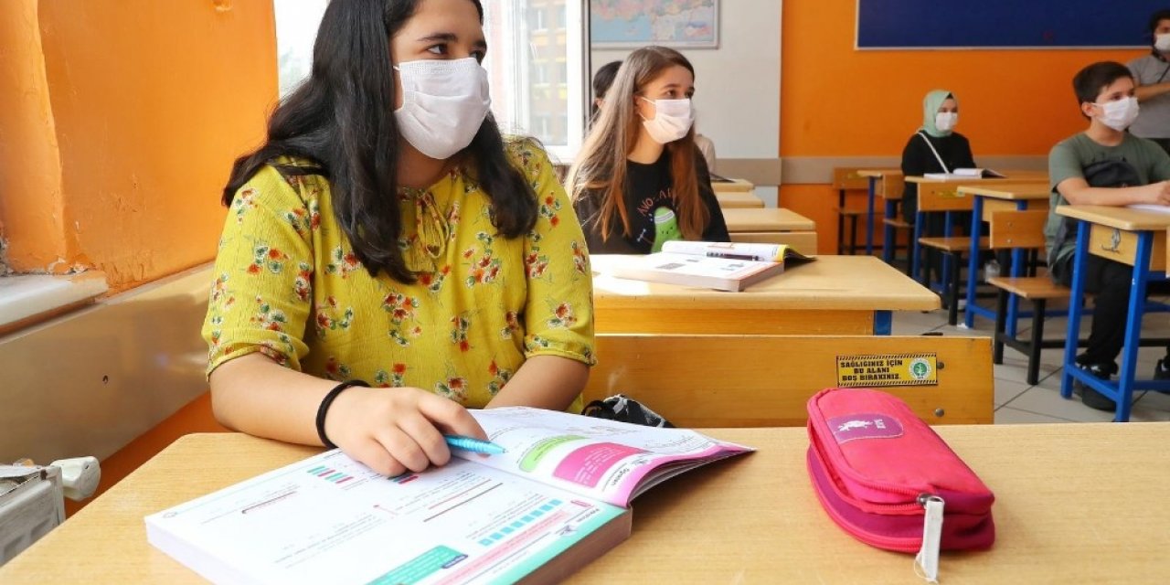 Başkan Kartoğlu’ndan Öğrencilere İlk Gün Sürprizi