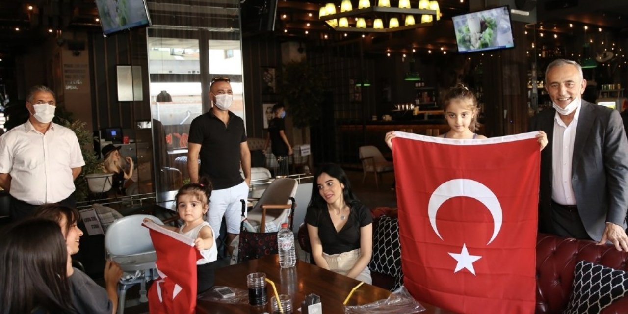 Küçükçekmece Sokakları Zaferin 98. Yıl Dönümünde Al Bayraklarla Donatıldı