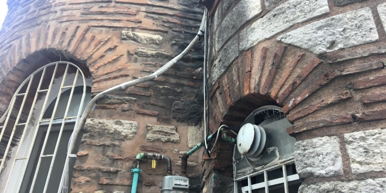 Fatih’te Tarihi Caminin Dış Cephesine Klima Taktılar