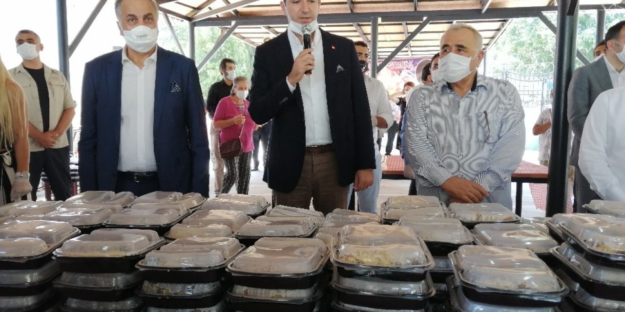 Cem Evi’nde Aşure Dağıtıldı