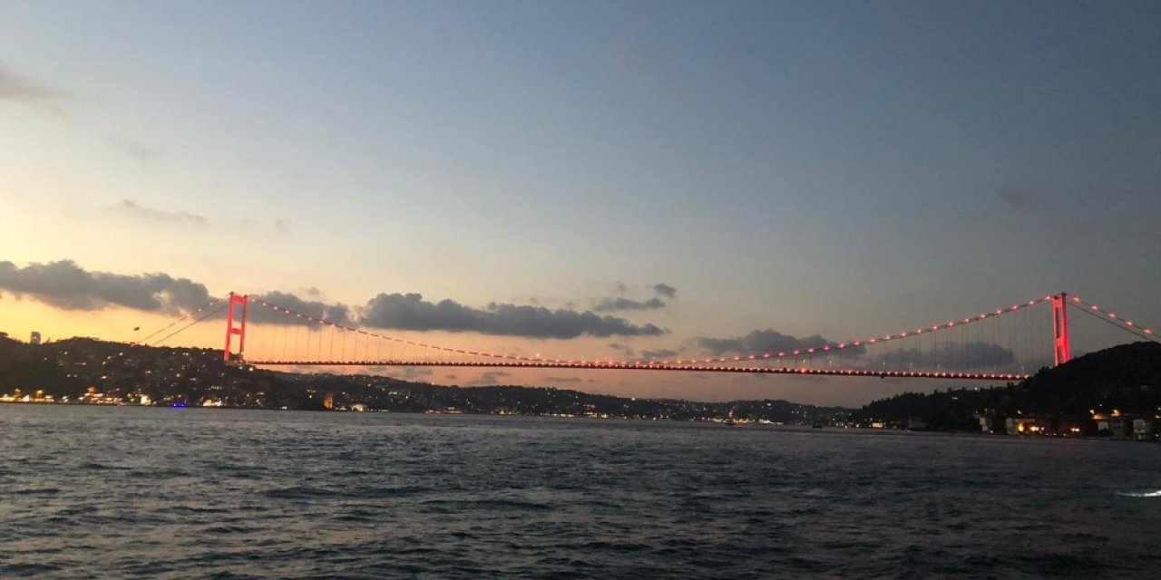 İstanbul’un Köprüleri "7 Eylül Dünya Duchenne Farkındalık Günü" İçin Kırmızıya Büründü