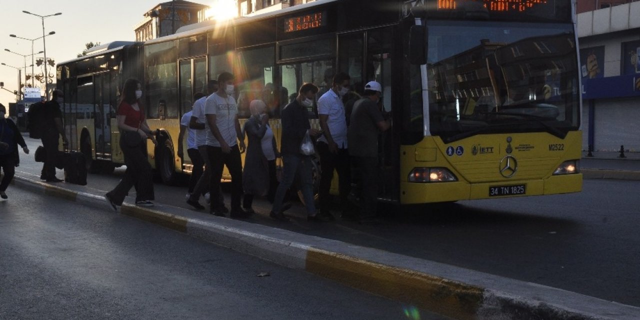 Sosyal Mesafe Hiçe Sayıldı, Yolcular Otobüse  Binmek İçin Birbiriyle Yarıştı