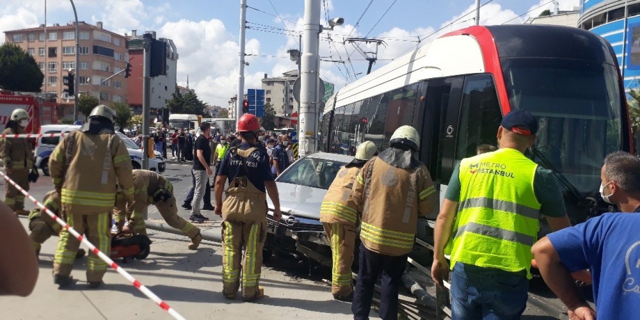 Tramvay Otomobile Çarptı: 1 Yaralı