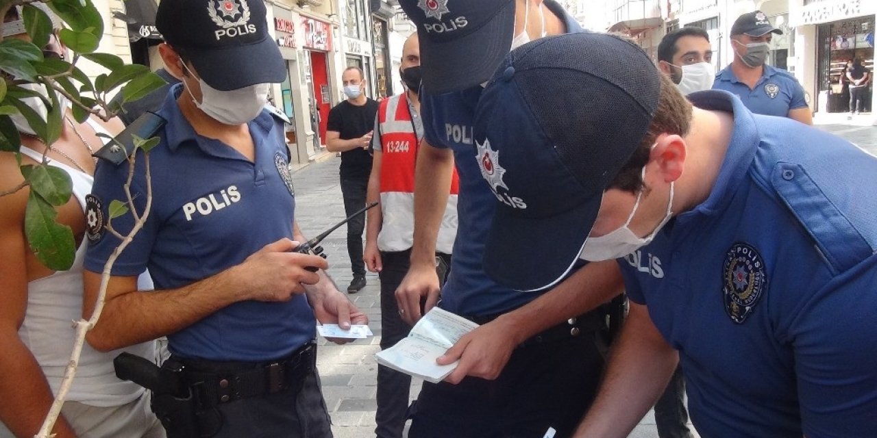 Taksim’de Korona Virüs Kurallarını Hiçe Sayanlara Ceza Yağdı
