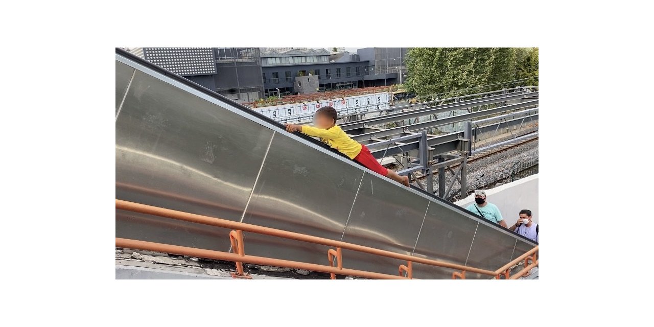 Küçük Çocuğun Yürüyen Merdivenlerdeki Tehlikeli Oyunu Kamerada